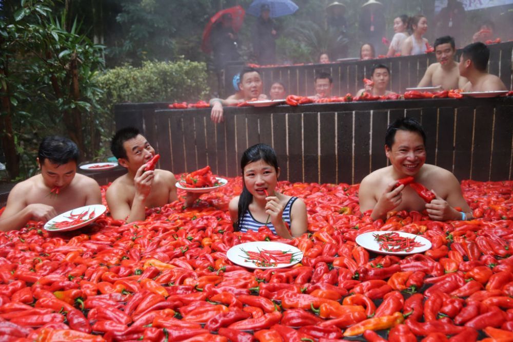 Ea e regina ardeilor iuți. O t&acirc;nără din China a bătut recordul de viteză la m&acirc;ncat chilli