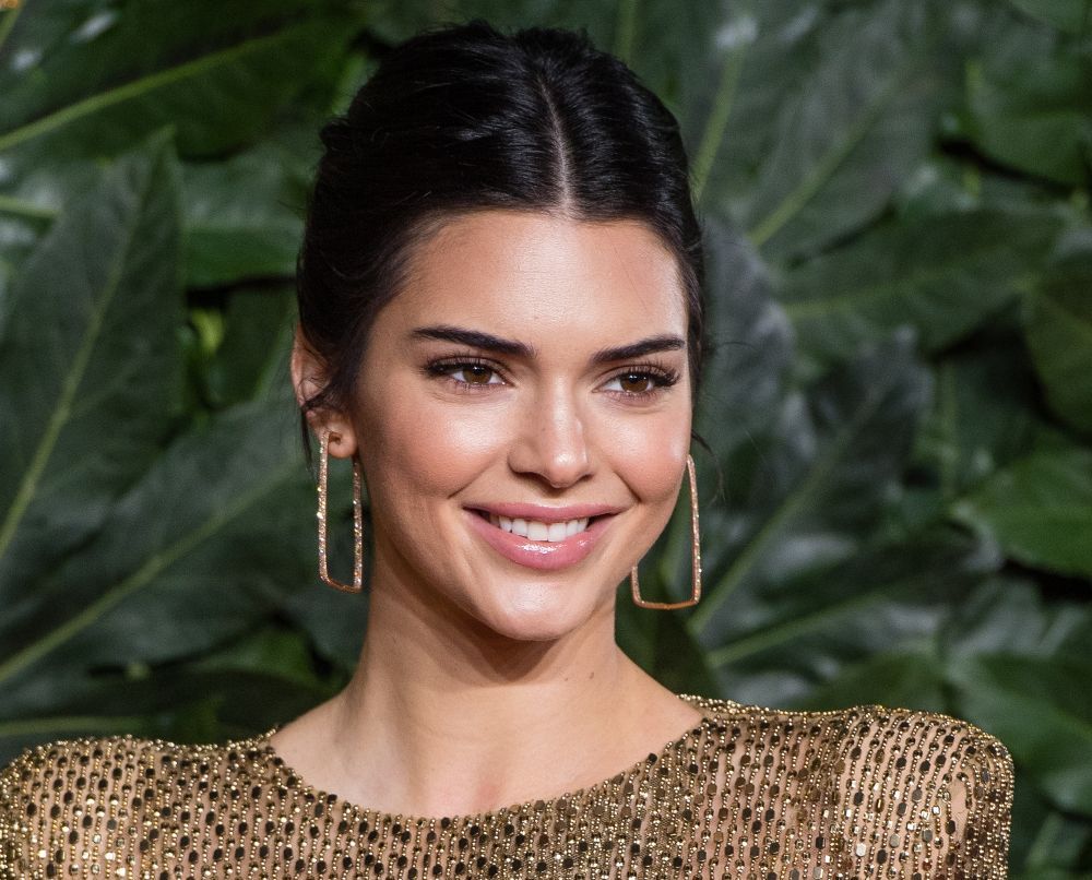 Kendall Jenner, rochia aurie care a lăsat totul la vedere, la Fashion Awards