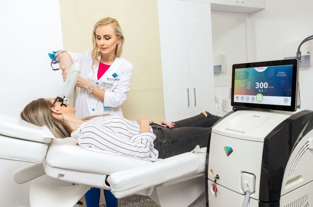 Tinerețe fără bătr&acirc;nețe si frumusețe fără injecții! Beneficiile tratamentelor cu laser explicate de un medic dermatolog