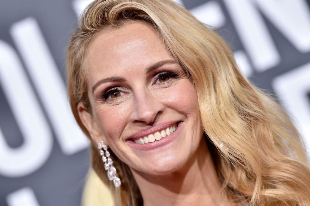 Julia Roberts aduce &icirc;napoi moda anilor 90 cu o pedichiură surprinzătoare pe covorul roșu la Globurile de Aur