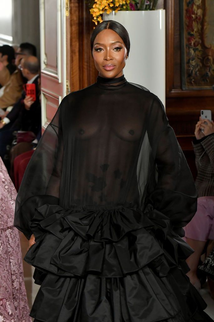 La 48 de ani, Naomi Campbell a defilat topless la Săptăm&acirc;na Modei de la Paris