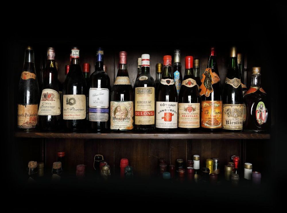 Vă plac vinurile? Această casă de licitație scoate la v&acirc;nzare sticle din anii &lsquo;60 la 50 de euro lada