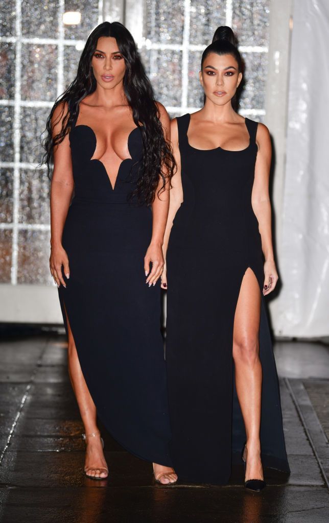 Kim Kardashian, decolteu amețitor pe covorul roșu. Cum arată rochia care sfidează orice regulă