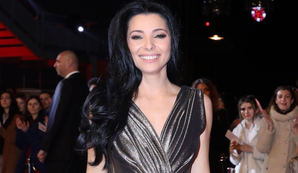 Avanpremieră VLAD. Corina Caragea, ținută de zeiță pe covorul roșu