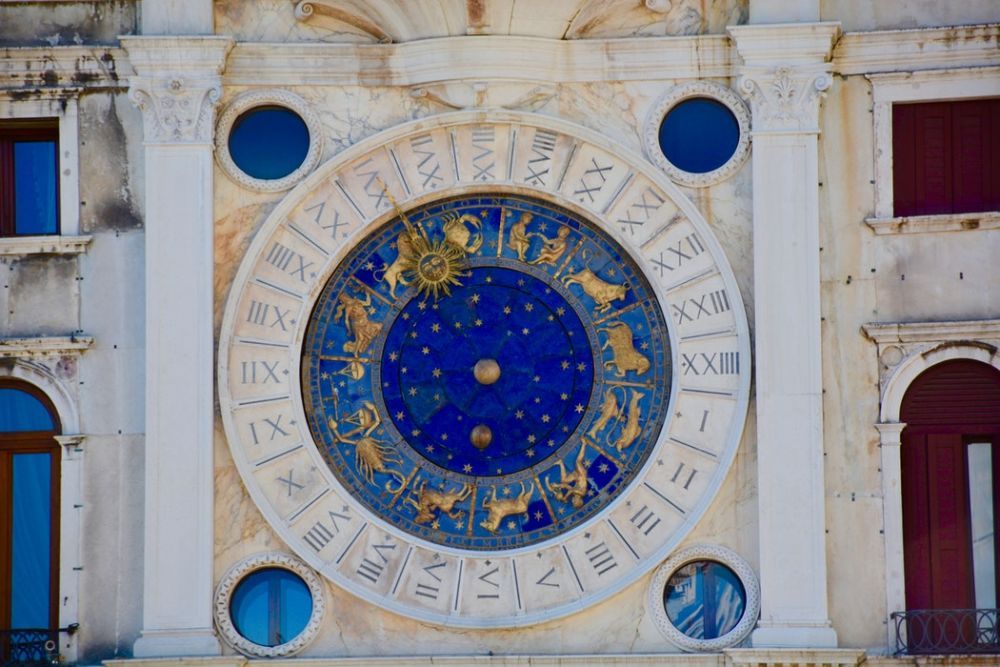 Ce se &icirc;nt&acirc;mplă c&acirc;nd e Mercur retrograd? Ce e recomandat şi ce nu e recomandat să faci?