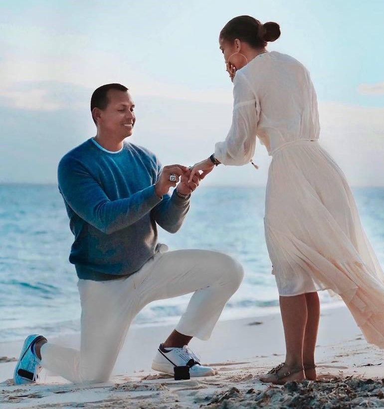 Ceva nu e &icirc;n regulă cu fotografiile &icirc;n care Jennifer Lopez e cerută &icirc;n căsătorie. Ai văzut?
