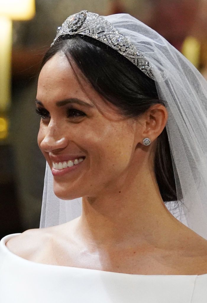 Motivul pentru care Regina &icirc;i interzice lui Meghan să poarte bijuteriile din Colecția Regală