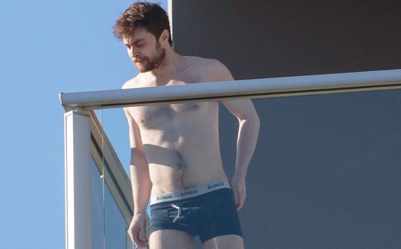 Harry Potter, &icirc;n chiloți &icirc;n balconul hotelului. Ce priveliște!