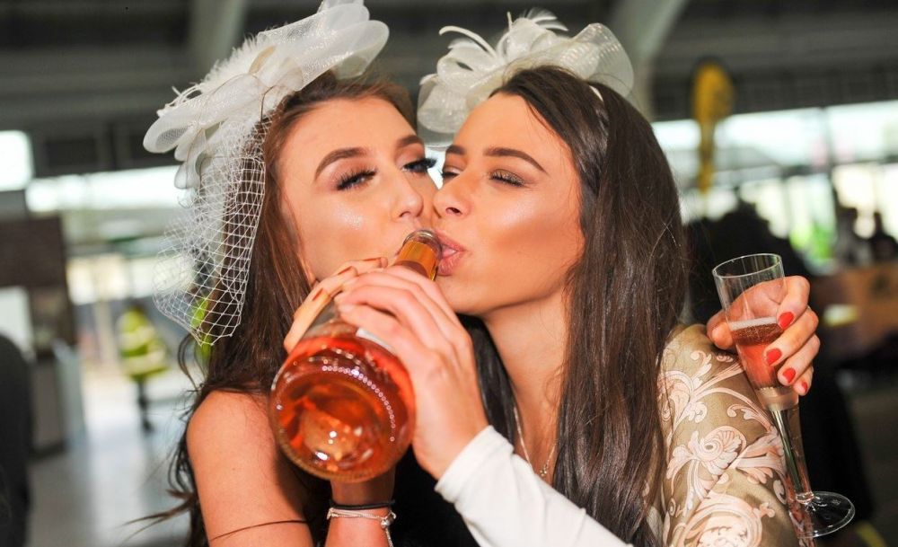 Dezmăț total la o cursă de cai cu tradiție &icirc;n Anglia. Femeile au fost &icirc;ngenuncheate de alcool