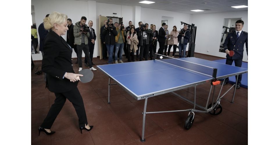 Viorica Dăncilă, &icirc;n pantofi cu toc la un meci de ping pong
