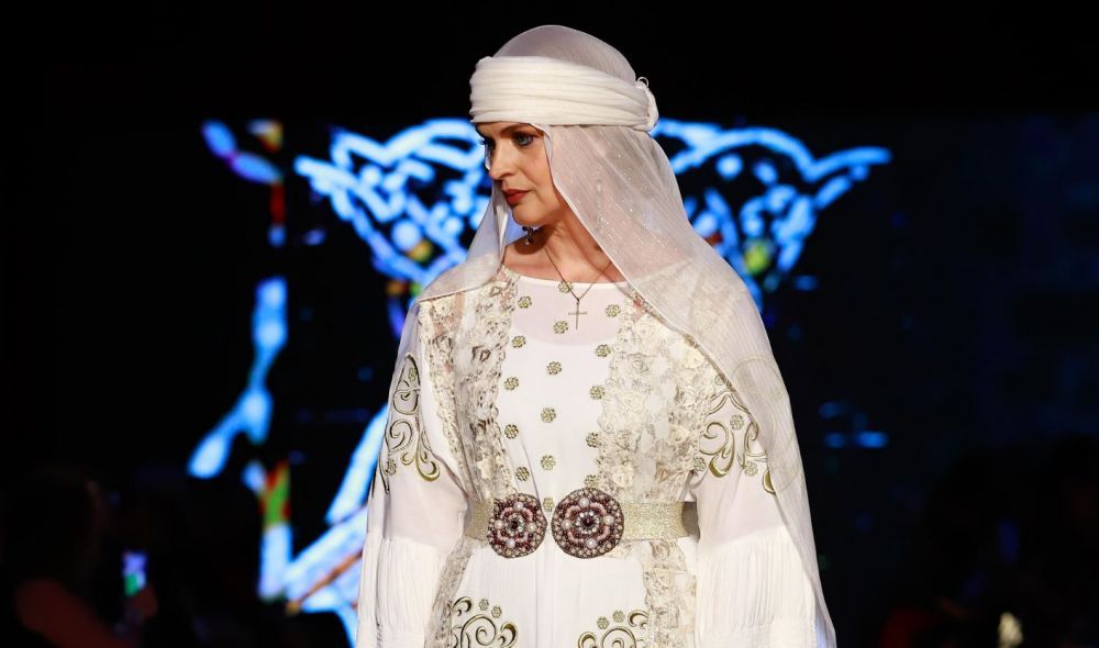 FOTO Liza Panait a transformat-o pe Manuela Hărăbor &icirc;n Regina Maria, &icirc;ntr-un show dedicat fostei suverane