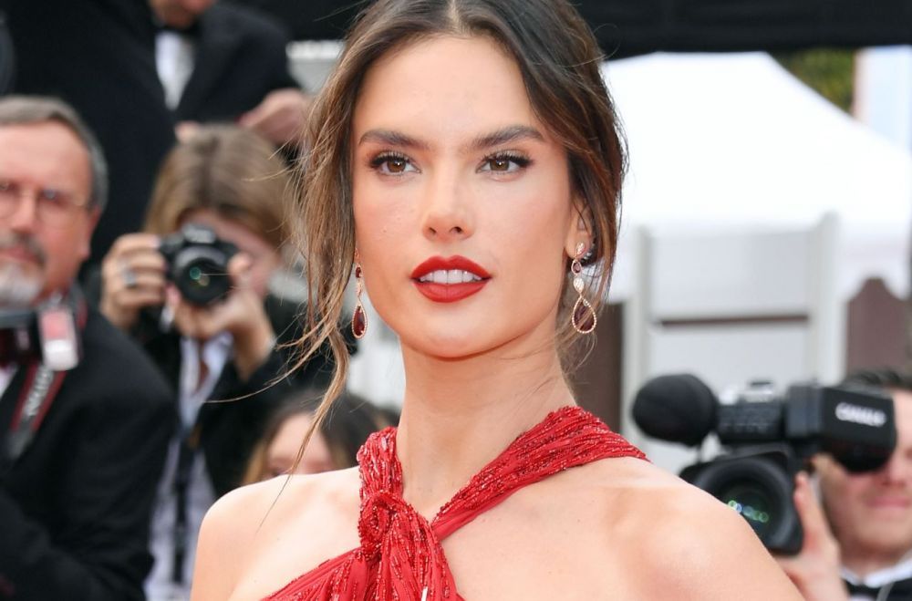 Alessandra Ambrosio, cea mai &icirc;ndrăzneață apariție pe covorul roșu de la Cannes