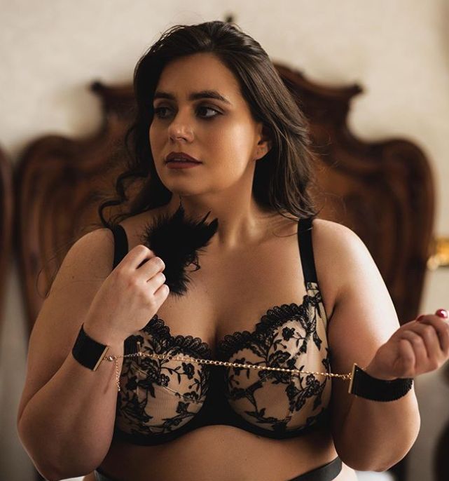 Lorelei Bratu are 84 de kilograme și este cel mai cunoscut model plus-size din Rom&acirc;nia. &Icirc;ncerc să fiu vocea femeilor ca mine