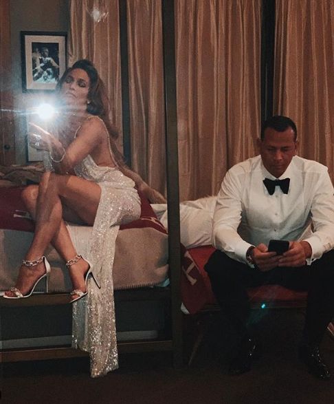 La aproape 50 de ani, Jenifer Lopez a fost aleasă &ldquo;Fashion Icon&rdquo;! Vezi cele mai sexy şi feminine ţinute
