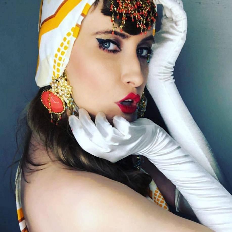 Iulia Albu nu se dezbracă la plajă! Care este motivul!