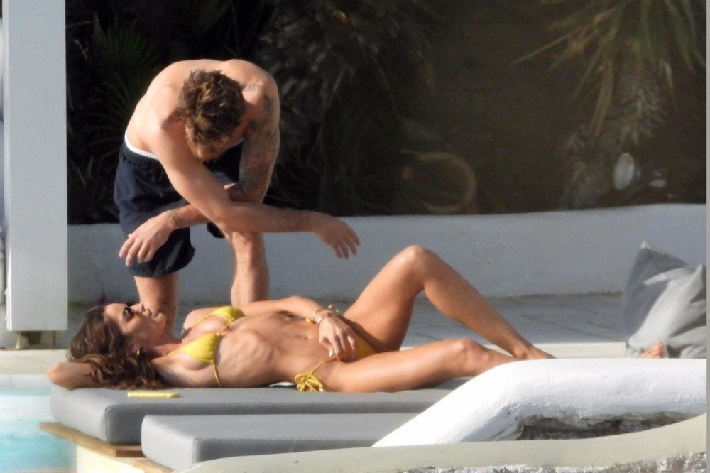 Cel mai fotogenic și mai sexy cuplu: trupurile lor par a fi sculptate. Cum au fost surprinși Izabel Goulart și iubitul &icirc;n Mykonos