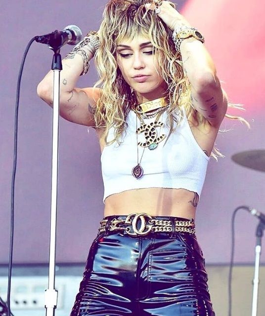 Imaginea de &ldquo;fată cuminte&rdquo; nu a ținut mult. Ce comportament nepotrivit a avut Miley Cyrus &icirc;n fața a mii de oameni