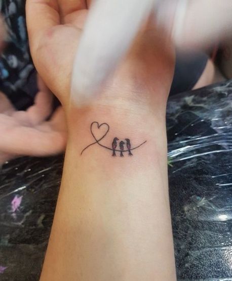 20 de tatuaje mici și delicate, care celebrează relația dintre mame și copii