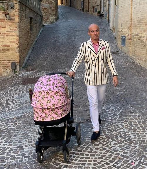 Rareș Bogdan, criticat de internauți după ce a ieșit să-și plimbe fetița &icirc;ntr-o ținută extravagantă