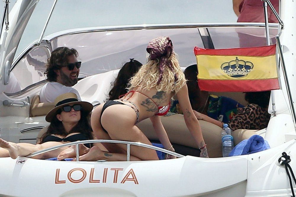 Rita Ora, certată că și-a luat costumul de baie de la...raionul de copii!