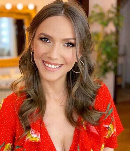 Adela Popescu, schimbare de look! A mărturisit că &icirc;ncă nu s-a obișnuit cu noua &icirc;nfățișare