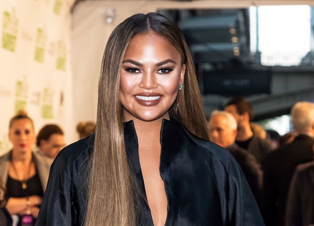 Chrissy Teigen și-a injectat botox &icirc;n axilă. Ce spun medicii despre această procedură