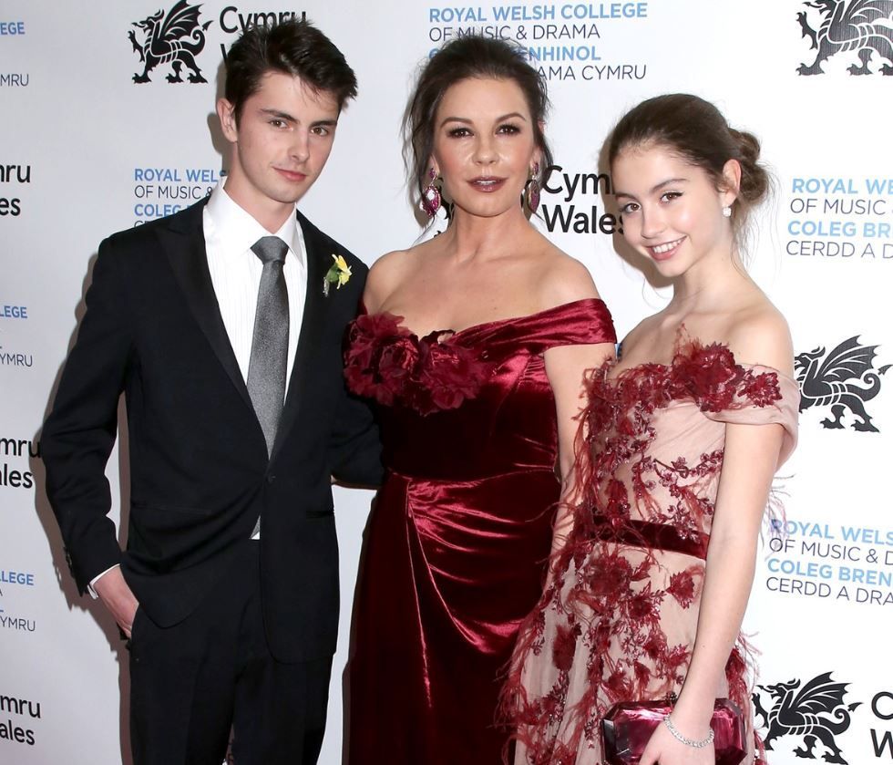 Catherine Zeta Jones și fiica ei, pe aceeași copertă. C&acirc;t de mare s-a făcut Carys Douglas
