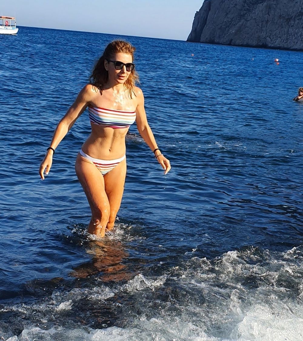 Carmen Brumă a schimbat 15 costume de baie &icirc;n vacanța din Santorini &nbsp; &nbsp; &nbsp; &nbsp;