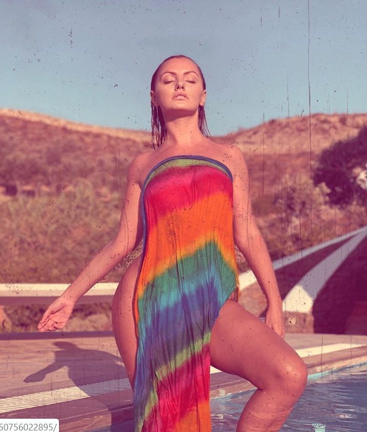 Alexandra Stan, schimbare radicală de look. Cum s-a afișat artista la plajă