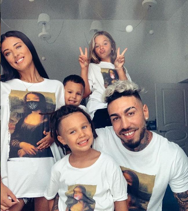 Alex Velea l-a tatuat pe m&acirc;nă pe Akim, fiul lui cel mic