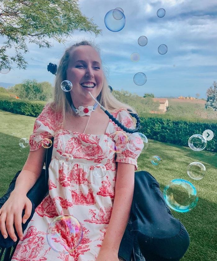 Povestea emoționantă a tinerei Grace Fisher, care pictează și c&acirc;ntă la pian fără a se folosi de m&acirc;ini