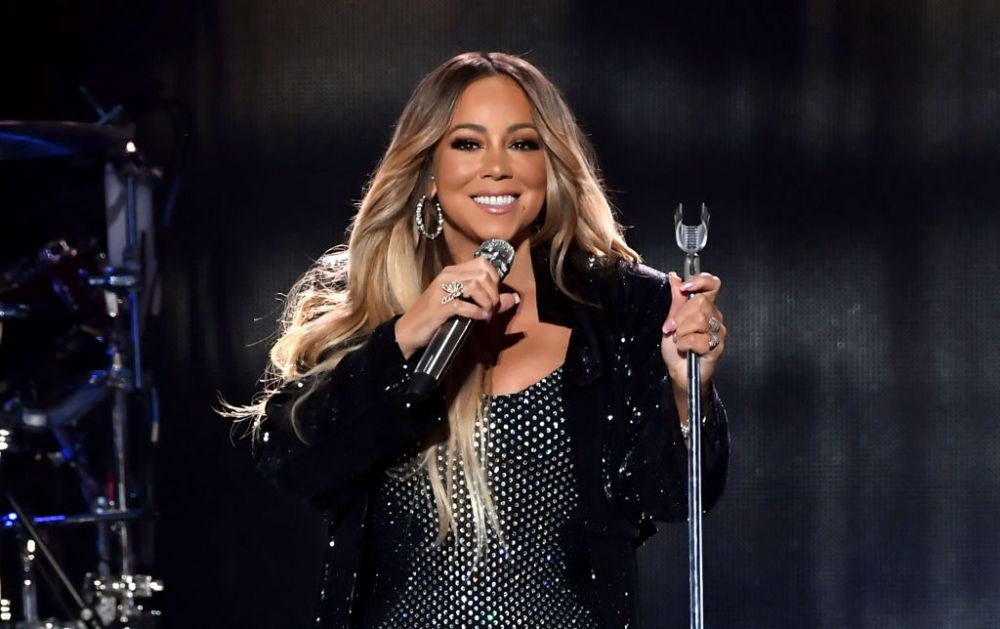 Mariah Carey, &icirc;ntr-o rochie str&acirc;mtă și mulată, pe covorul roșu