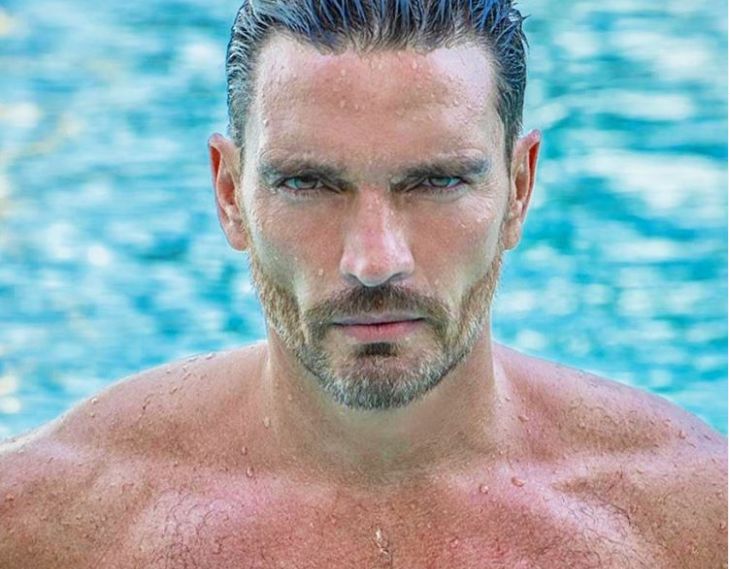 Julian Gil, live pe Facebook in timp ce face duș. Mai are rost să vă spun cu cine sunt aici?