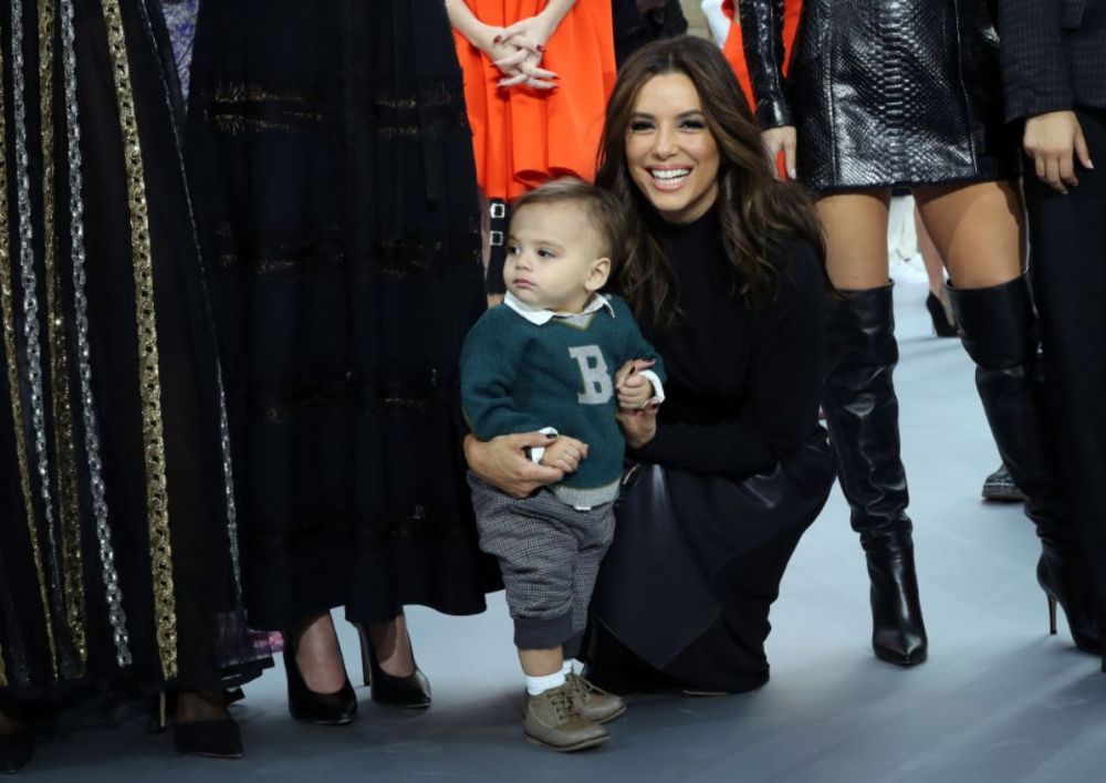 Eva Longoria, cu fiul de 15 luni pe catwalk. Toți ochii au fost asupra lui