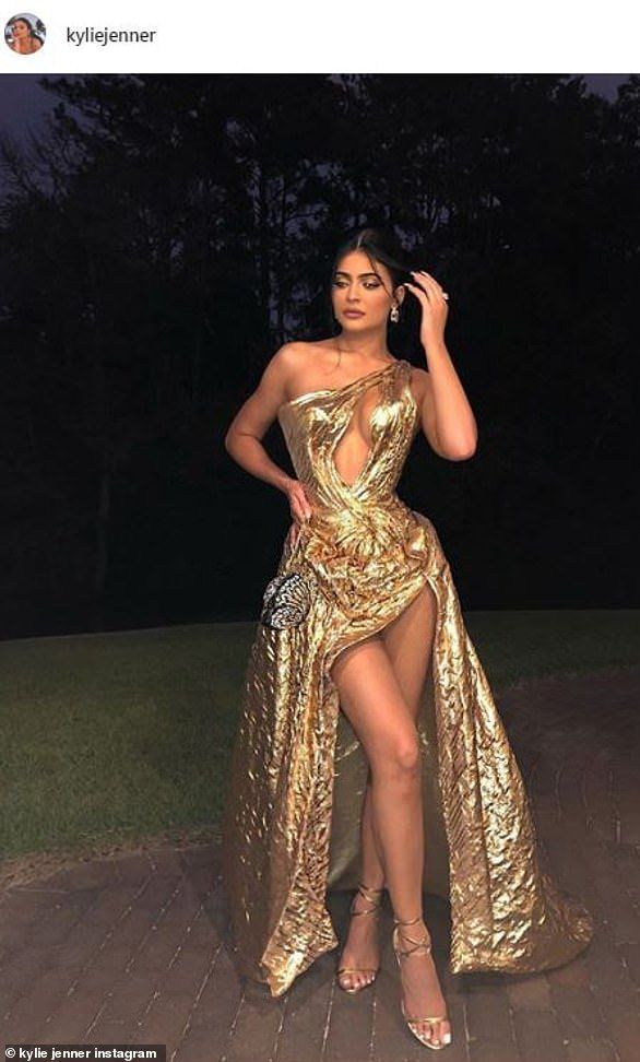&ldquo;Poleită cu aur&rdquo;. Kylie Jenner, ținută controversată la nunta lui Justin Bieber