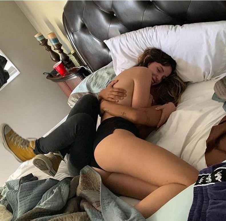 Bella Thorne face furori pe internet cu ultima poză postată: Prima fata cu care am ieșit si care e timida in fata aparatului de fotografiat