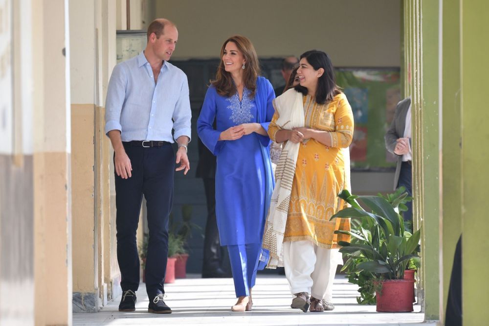 Ducesa de Cambridge, spectaculoasă &icirc;n kurta și o pereche de pantofi de 130 de lei