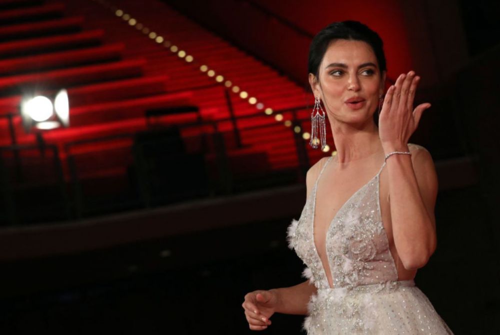 Catrinel Menghia, ca o prințesă pe covorul roșu la Roma. Cu a apărut actrița la premiera unui film