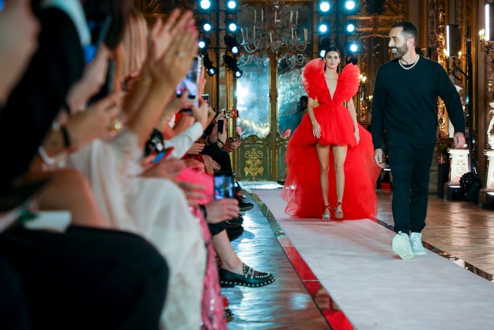 Cum s-au &icirc;mbrăcat vedetele la evenimentul de lansare a colecției H M Giambattista Valli