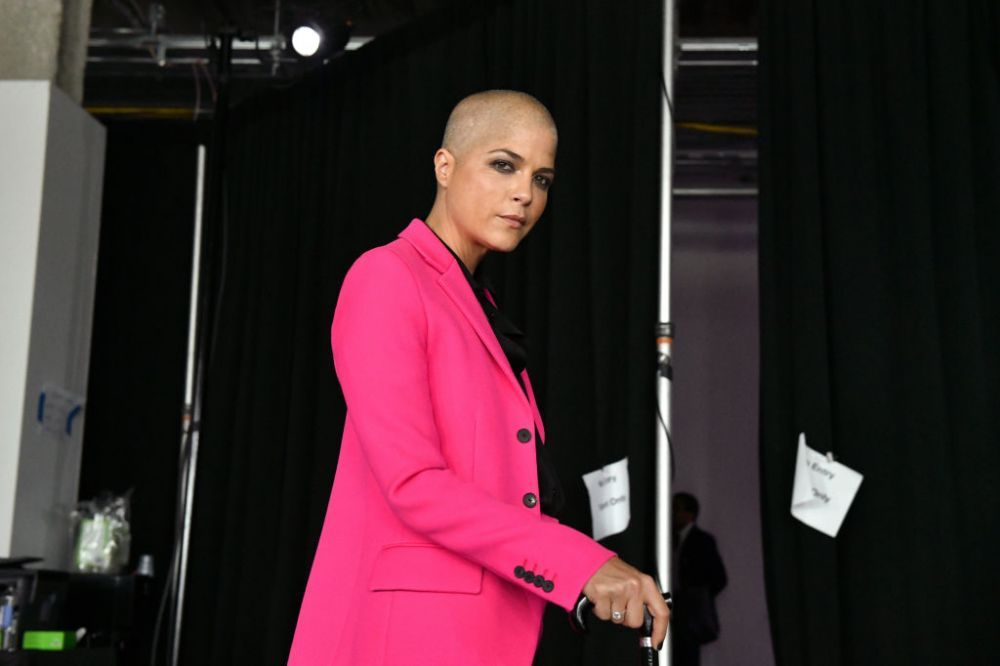 Selma Blair și-a revenit! I-a crescut părul și nu mai are nevoie de triciclu pentru a se deplasa