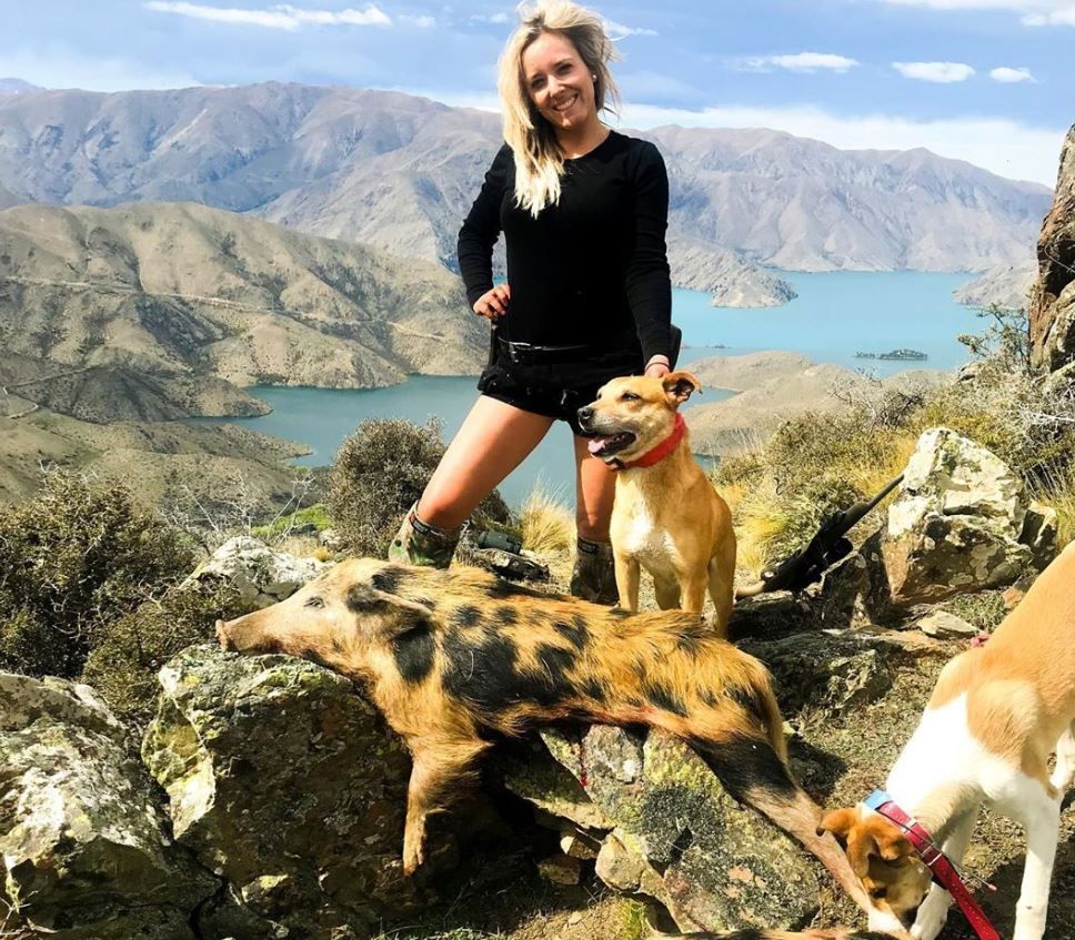 Cine e femeia care se pozează &icirc;n lenjerie alături de animalele pe care le v&acirc;nează. A fost amenințată cu moartea