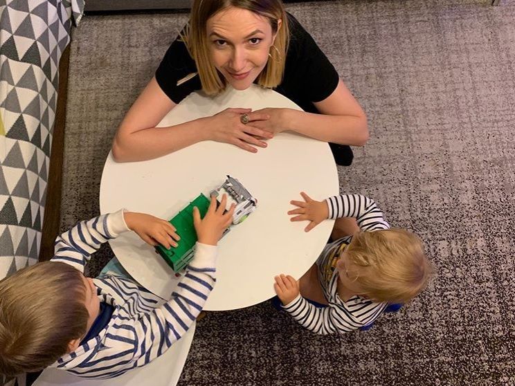 Adela Popescu, surprinsă de soț și de copii, la cinci ani de c&acirc;nd a fost cerută &icirc;n căsătorie: &ldquo;Ce-ai făcut, mămico, aici?&rdquo;