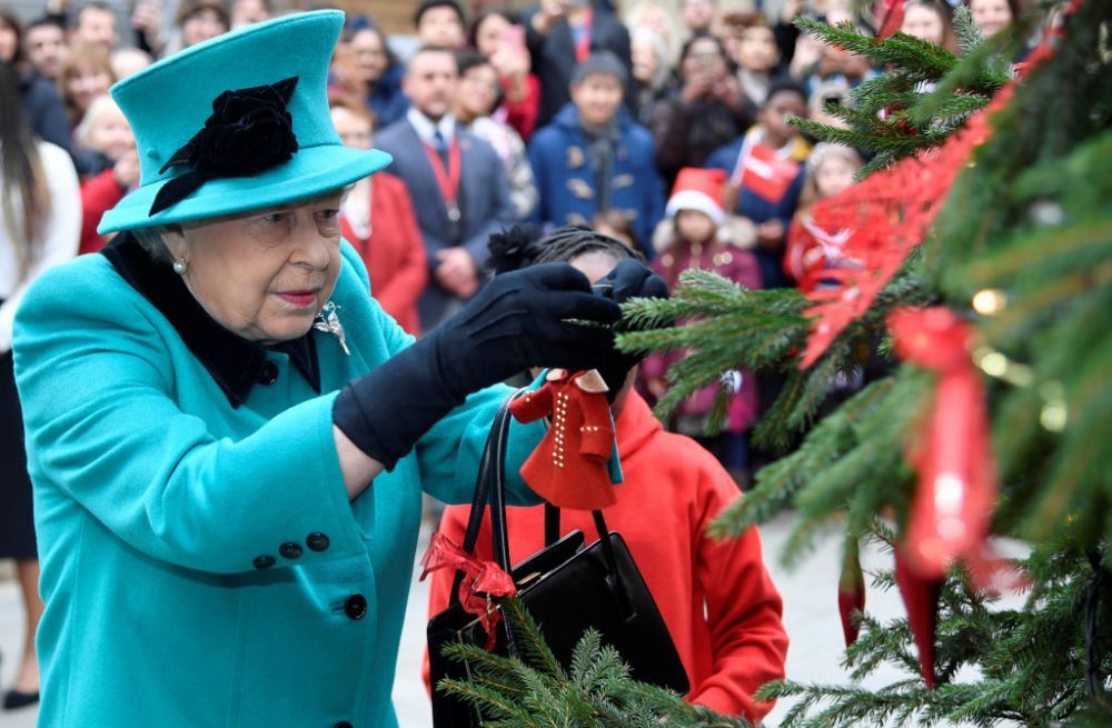 Un munte de bani şi multă budincă! Vezi c&acirc;t cheltuieşte Regina Elisabeta pe cadourile de Crăciun