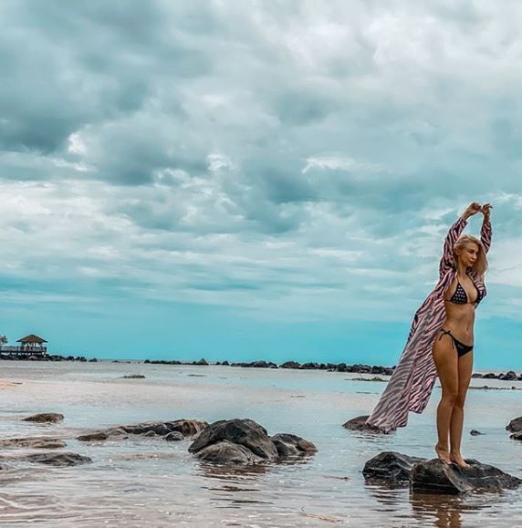 Andreea Bălan strălucește &icirc;n Paradis! Vezi c&acirc;t de bine arată &icirc;n costum de baie pe plaja din Mauritius!