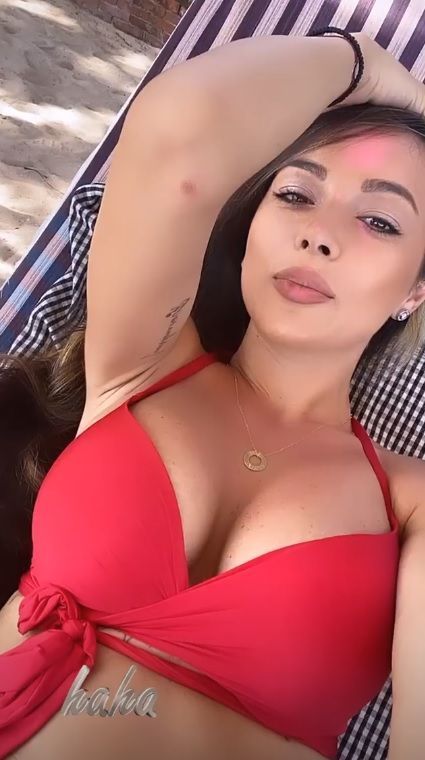 Vlăduța Lupău, vacanță exotică! C&acirc;ntăreața, fotografiată &icirc;n costum de baie