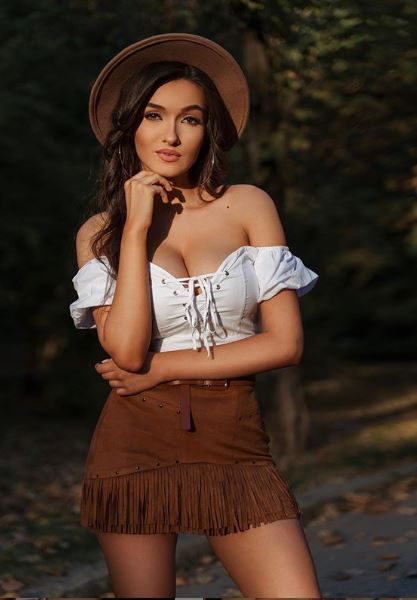Viviana Sposub, sexy și pe YouTube, nu doar la televizor! Viviana:&nbsp; Cum să arăți mișto cu bani puțini