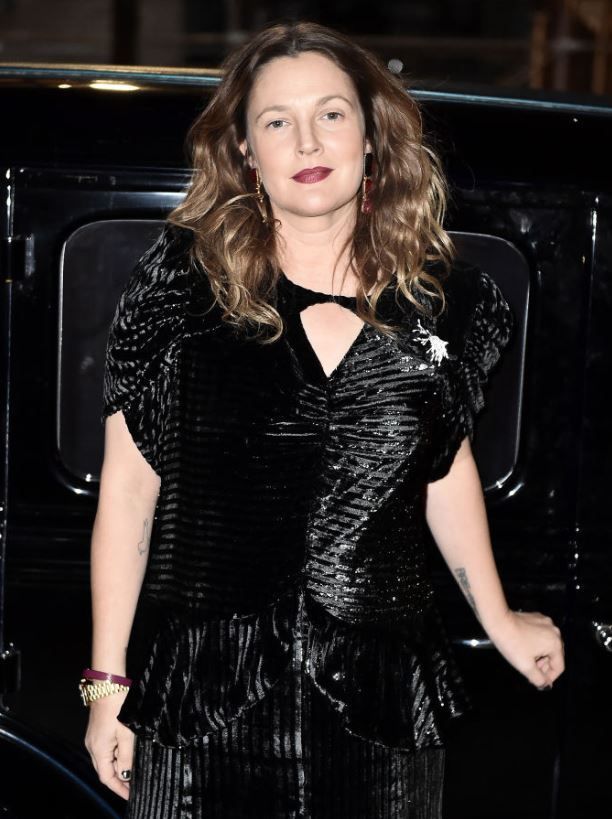 Drew Barrymore, dezvăluiri din perioada &icirc;n care se credea grasă: &bdquo;Stăteam &icirc;n fața dulapului și pl&acirc;ngeam&rdquo;