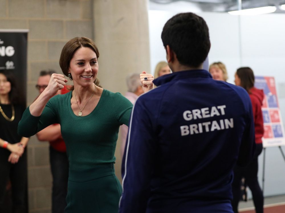 Kate Middleton, fermecătoare &icirc;n pantaloni verzi și pantofi sport de 166 lei