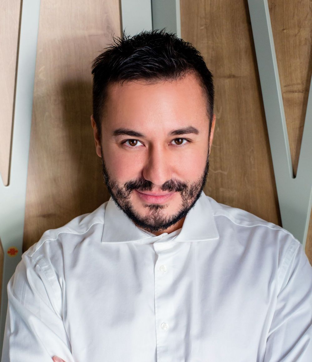 Cum să &icirc;ți faci părul să arate ca după o vizită la coafor. Sfaturi de &icirc;ngrijire acasă date de hairstylistul Adrian Perjovschi
