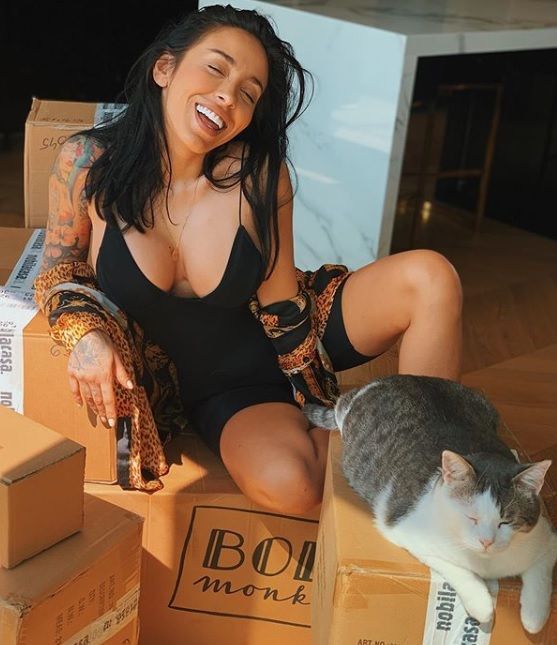 Ruby, super provocatoare pe Instagram! S-a fotografiat cu un super decolteu printre animalele ei